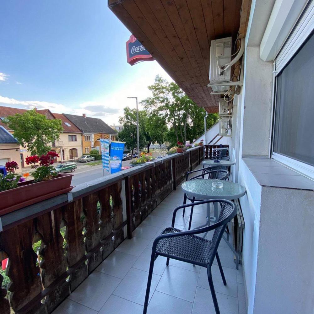 Lenzl'S Panzio Bed & Breakfast Szigetvár Exterior foto